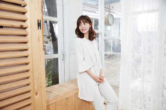 The fashion picture of actor Han Ji-hye was released.On the afternoon of 21, Han Ji-hye boasted a pure white goddess visual with another elegance with a photo album released through content Y of his office.Han Ji-hye gathers his eyes by nicely digesting the casual look of modern sensibility.