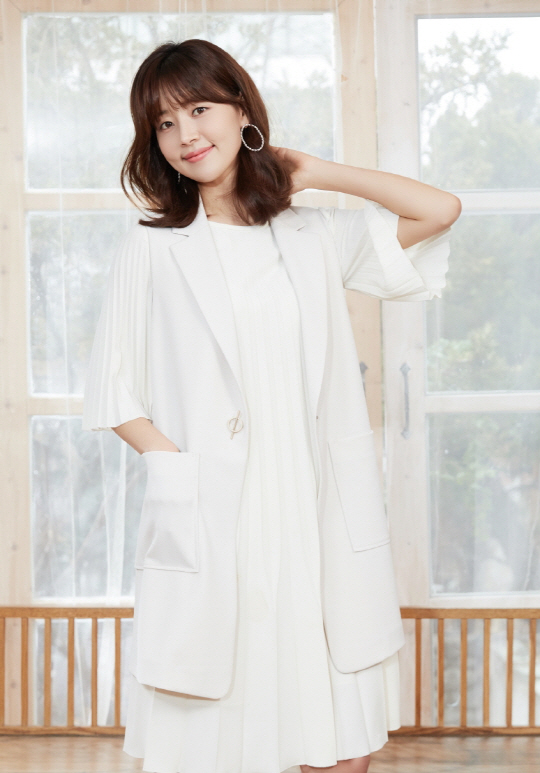 The fashion picture of actor Han Ji-hye was released.On the afternoon of 21, Han Ji-hye boasted a pure white goddess visual with another elegance with a photo album released through content Y of his office.Han Ji-hye gathers his eyes by nicely digesting the casual look of modern sensibility.