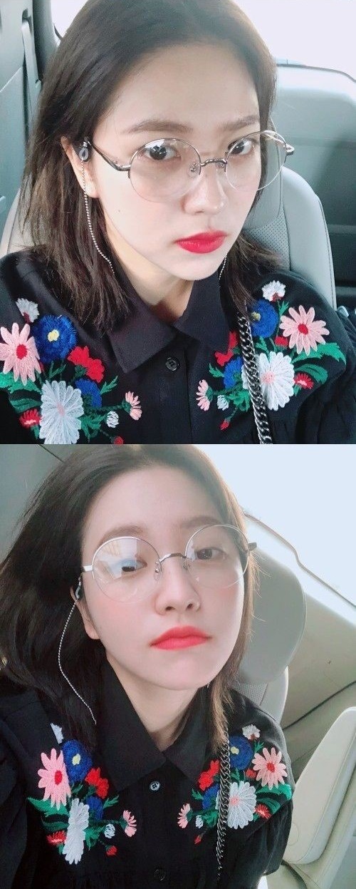 Group Red Velvet member Yeri boasted a refreshing beauty.Yeri posted several photos with the sentence Shun! On the 21st using the account of the official Instrument of Red Velvet.Among the published pictures Yeri is shooting Selfie in the car.Yeri has a natural atmosphere with a floral shirt and glasses.Cosmetic pale figure also attracted Snowy Road proud of gorgeous beauty while Innocence.Meanwhile, Yeri met Han Chae-young at JTBC 4 Secret Sister that was broadcasted for the first time on the last day and had time to exchange secrets of each other