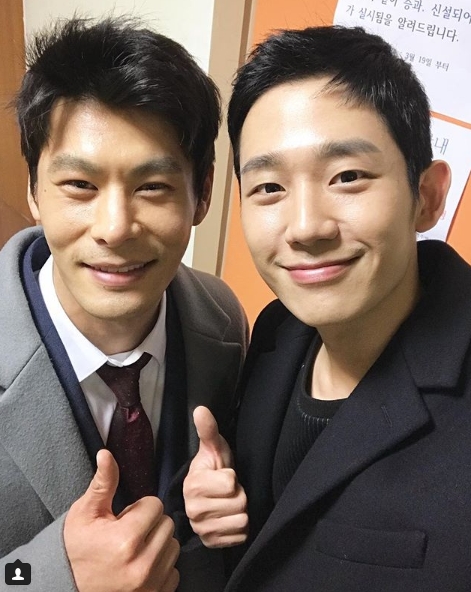 On April 21, Olun posted Jung Hae-In and Friend Selfie who are matching the acting respiration with JTBC Gumdodrama Better to buy rice often as a personal instagram on April 21.Olong and Jung Hae-In, who raised their thumbs in the photo, unlike characters in the play, create a warm atmosphere.Along with the picture, Olong said, When you love you like Seojunhui.Henim is love.Today 8 disbelief highest and A beautiful older sister who bought rice well urged the death of Japan.Meanwhile, on April 20th, Lee Kyu-min (Olun Minchi) drew a scene of abduction of a former girlfriend, Yoon Jin (Son Ye Jin), a beautiful older sister who often bought rice  Brought shock