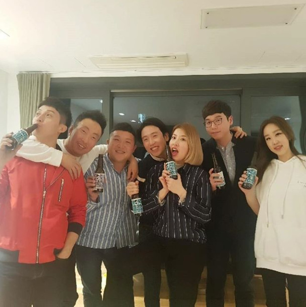 Park Myeong-su Han Su-min couple invited acquaintances enjoyed the 10th anniversary marriage Home Party.Park Myeong-sus wife, Han Su-min, on April 20, in his own gram Home Party at our house.The beer that Seo Seung-gyong was donated to the moon and jellyfish acquired by Mr. Heo Kyung-hwan.Seven people put 50 beers of two wines of wine together with a sentence with multiple sentiments.