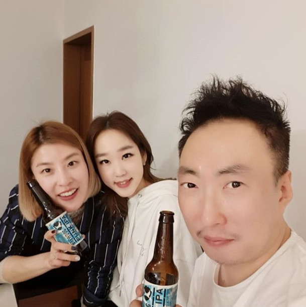 Park Myeong-su Han Su-min couple invited acquaintances enjoyed the 10th anniversary marriage Home Party.Park Myeong-sus wife, Han Su-min, on April 20, in his own gram Home Party at our house.The beer that Seo Seung-gyong was donated to the moon and jellyfish acquired by Mr. Heo Kyung-hwan.Seven people put 50 beers of two wines of wine together with a sentence with multiple sentiments.