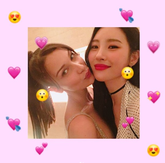The singer Sun-Mi posted a sentence and a picture on his own gram Lovely bella hadid on April 20.The published pictures were taken by Sun-Mi and the global model Bella Hadid together.Sun-Mi and Bella Hadid are sticking their faces and sticking their lips to kiss as if they are kissing.Selfie closely adheres to the east and west beauties of women.They found that they met at a fashion event venue in Japan