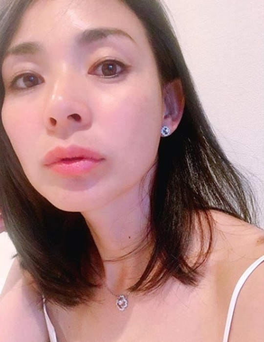 Shiho Yano posted a Selfie piece on the individual instagram on April 21.Shiho Yano in the photo showed off a beautiful shining appearance than a jewel that had necklaces with earring.Shiho Yano in English and Japanese Mothers Day Now.It is always fun shopping for special people.I would like to receive such jewelry I added.Netizens who saw this showed reactions such as Beautiful, Very Elegant.Mothers Day is the second Sunday in May