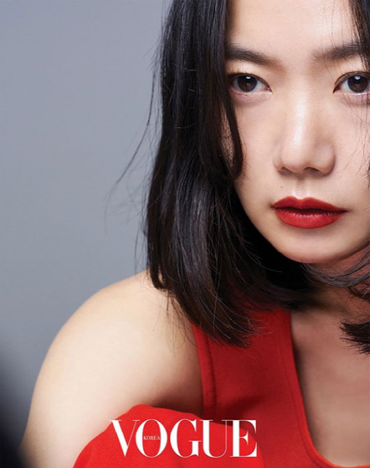 On 22nd Bae Doona released his own gravure cut which is included in the fashion magazine Vogue May in his own instagram.Bae Doona with a blind eye and a dazzling look that has forgotten her age uses the trendy lip color of Chile Coral this season but it is making a unique female atmosphere even better.In the interview, Bae Doona also tried the first historical drama after his debut.Drama The one that appeared in the role of doctor of service of domestic first Netflix original drama The Kingdom written by Kim Uni writer of movie tunnel directed by Kim Seong-hoon.The Kingdom is a topical work that draws great attention from the stage where it starts with special production materials and scales, which is hard to see in domestic drama.In addition to Bae Doona, streaming of Netflix of Warcherski directors sense 8 special episode which started gathering popularity globally was started, and in June this year, Song Kang-Ho and breathing together Narcotics King to find a movie theater
