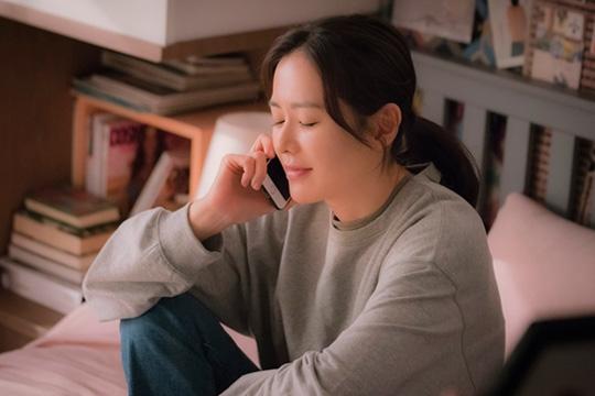 Beautiful older sister, Gut world is changing small drama [= John Duk Hyun] I want to help anyone.I have lived without knowing what kind of important thing I have ever been.However, I began to think that it is necessary to see and support some people who are striving to think carefully and look at me more than me.I worried that few people.To be relieved.I must protect myself more.Yoon Jin-ah (Son Ye-jin) said so, to the question of the boss ball Ibarryon who asks why he suddenly changed.At the same time, the ball iron ball which had been sexual harassment and sexual harassment at the dinner table, suddenly scared the news that the representative of the company repairs dissatisfaction of female officials and bought a night to boyfriend Yoon Jin-ah was.Yoon Jin-ah, which was called Yun Tambourine, was also a boss created by a representative of the company to hear the voice of female officials.JTBC Gumdodrama <Pretty older sister who often bought rice> is made of lovely love of Yoo Jin-ah and Bobs companys brother Seo Jun-hee (Jung Hae-In).But the change that love produces is interesting.That hard Gut has become generalized, and furthermore, it shows that Yoon Jin - ah changed through love that he was alive without knowing whether it is an important existence.Wen Love story seems to have entered such sequence and dialogue, but if you look closely, the change of Yoon Jin-ah probably is now telling the change of the masses of our time There are times when I feel it.The change of (small) society created by ones change and its change is also a change in the era we are facing now.From such a point of view, it seems that <Lucky sister who often bought rice> exquisitely made a certain idea for Love story due to social problems.In fact, recently, as a social issue, the form of Gut by power is very old.However, at that time such Gut had no problem.It was true that it was giving a fatal injury to someone, but it is the world is so and I am not among the gall bladder I think that only the accommodation can survive did.Such internalization eventually ended up with self abandonment that would bring tambourine together under Gut.