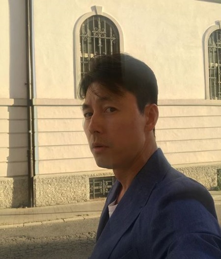 Actor Jung Woo-sung reported on the current situation in Udine, Italy.Jung Woo-sung is attracting attention by posting a self-portrait taken on the backdrop of Italys old-fashioned building on his instagram on the 22nd.Jung Woo-sung appears to have attended the Far East Film Festival 2018 at Italy Udine as the film Steel Rain.Actor Moon So-ri was also known to have been invited as Actress Today. Jung Woo-sung participated in the documentary Day, Sea for the year and collected topics.That Day, Sea is currently showing at the theater.