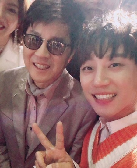On 22nd, Hwang Chi-yeul said to herself I am glory to meet you.Thank you for listening to good music, songs for 50 years.I respect you ~! # Posted immortal masterpiece # legend # my holy female # Cho Yong-pil teacher # Hwang Chi-yeul # hwangchiyeul 」and Cho Yong-pil.Hwang Chi-yeul seems to have taken a picture after appearing at KBS 2 TV Enduring masterpiece Cho Yong-pil feature collection.Hwang Chi-yeul is declining to showcase the album on the 24th.