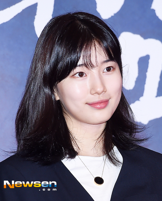 Singer and actor Bae Suzy posted a picture of the movie That day, Bada poster on his own Instagram on April 22.Bae Suzy added a short sentence called Bada that day along with the picture.On the other hand, Bada on the same day is a pursuit documentary movie tracking the AIS that recorded the passage on April 16, 2014 route, accessing scientific analysis and evidence about the cause of Sink which has not been revealed yet .After breaking the 300 th audience for the first time in 9 days of opening, the best record of successive political suggestion documentary is being updated every day