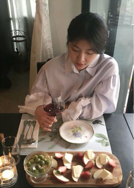 Actor Ha Ji-won released elegant daily life.Today, actor Ha Ji-won posted a piece of photograph with a sentence Person full of scent of strawberry via personal instagram account on 22nd.Among the published pictures, Ha Ji-won enjoying an elegant afternoon with a wine cup with well-organized fruits.Meanwhile, Ha Ji-won is a luxury lifestyle of Hong Kong released on the last six days, decorating the cover model of the April issue of The Prestige, proved to be a Korean star, recently considering the next work It is said to be inside.Instagram capture