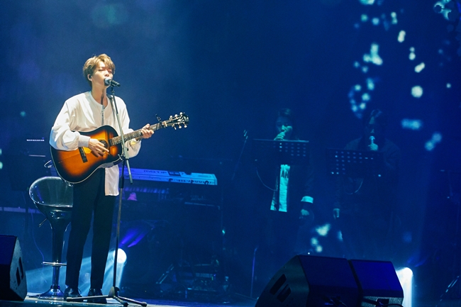 There is Jeong Se-woon who has grown into an impressive musician.After having been auditioned twice, he gradually informed the masses presence, brought him to the attention singer and brought Pudutohamuul.Through concert this time we can fully demonstrate the charm of the musician Jeong Se-woon.Jeong Se-woon held a single concert HAPPILY EVER AFTER at the Shokudo Castle Gymnasium in Naka Ward, Seoul from 6 pm on 22th.Continuing the hot reaction of concerts that lasted three months gathered 6000 spectators from both days on the encore concert on 21st.Jeong Se-woon on this day said, Todays condition is very good.I played happily yesterday.I can expect more today.After Yonsei University concert I also sent a hot encouragement and decided to do an encore concert.I am able to do it thanks to you, he told the fans beforehand.This time concert was a performance with the growth of Jeong Se-woon.Last year Jeong Se - woon who received high support, appeared in Season 2 of Cable Channel Mnet Produce 101.Idol is a solo musician without color stalls and growing up, just as his only music is developing, the concert continued the stage where concert could put out his charm altogether.Jeong Se-woon said, I discovered this as a concert guest of Kayeil senior last year.It reminds me very lively.However, it is quite a god that I am playing with my name now, he said.It was a sense of happiness that Jeong Se - woon had time to meet and see more fans.The charm of Jeong Se-woon buried in the performances.He played and sang a direct guitar and strove to breathe closer to the fan.A stage where a singer can feel the charm of Jeong Se - woon continued.There is Jeong Se-woon who gave presentation of fun to the audience in a variety of configurations from singing to dancing.It was time to fill out all the charm of Jeong Se-woon with multicolored music.Especially on this day Jeong Se-woon recorded not only songs recorded in his album, but also black pink, Temin, Sun-Mi, WannaOne, BTS, Big Bang, Kim Gonmo, Yoo Jae-ha, The Garden, Justin Bieber, Sean · Mens cover song added charm and pleasure.It was a song newly born in Jeong Se-woon style only.Jeong Se-woon Produce 101 Season 2 It was me and The stage was also digested.I added pleasure just as it was the stage I saw for the first time in a while.