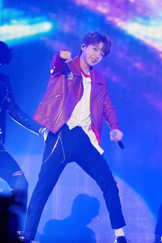 There is Jeong Se-woon who has grown into an impressive musician.After having been auditioned twice, he gradually informed the masses presence, brought him to the attention singer and brought Pudutohamuul.Through concert this time we can fully demonstrate the charm of the musician Jeong Se-woon.Jeong Se-woon held a single concert HAPPILY EVER AFTER at the Shokudo Castle Gymnasium in Naka Ward, Seoul from 6 pm on 22th.Continuing the hot reaction of concerts that lasted three months gathered 6000 spectators from both days on the encore concert on 21st.Jeong Se-woon on this day said, Todays condition is very good.I played happily yesterday.I can expect more today.After Yonsei University concert I also sent a hot encouragement and decided to do an encore concert.I am able to do it thanks to you, he told the fans beforehand.This time concert was a performance with the growth of Jeong Se-woon.Last year Jeong Se - woon who received high support, appeared in Season 2 of Cable Channel Mnet Produce 101.Idol is a solo musician without color stalls and growing up, just as his only music is developing, the concert continued the stage where concert could put out his charm altogether.Jeong Se-woon said, I discovered this as a concert guest of Kayeil senior last year.It reminds me very lively.However, it is quite a god that I am playing with my name now, he said.It was a sense of happiness that Jeong Se - woon had time to meet and see more fans.The charm of Jeong Se-woon buried in the performances.He played and sang a direct guitar and strove to breathe closer to the fan.A stage where a singer can feel the charm of Jeong Se - woon continued.There is Jeong Se-woon who gave presentation of fun to the audience in a variety of configurations from singing to dancing.It was time to fill out all the charm of Jeong Se-woon with multicolored music.Especially on this day Jeong Se-woon recorded not only songs recorded in his album, but also black pink, Temin, Sun-Mi, WannaOne, BTS, Big Bang, Kim Gonmo, Yoo Jae-ha, The Garden, Justin Bieber, Sean · Mens cover song added charm and pleasure.It was a song newly born in Jeong Se-woon style only.Jeong Se-woon Produce 101 Season 2 It was me and The stage was also digested.I added pleasure just as it was the stage I saw for the first time in a while.