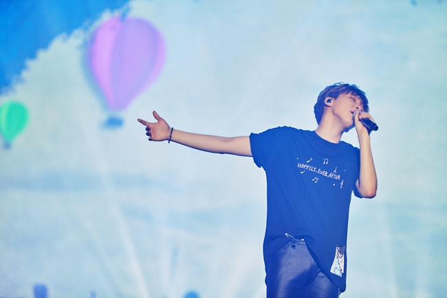 There is Jeong Se-woon who has grown into an impressive musician.After having been auditioned twice, he gradually informed the masses presence, brought him to the attention singer and brought Pudutohamuul.Through concert this time we can fully demonstrate the charm of the musician Jeong Se-woon.Jeong Se-woon held a single concert HAPPILY EVER AFTER at the Shokudo Castle Gymnasium in Naka Ward, Seoul from 6 pm on 22th.Continuing the hot reaction of concerts that lasted three months gathered 6000 spectators from both days on the encore concert on 21st.Jeong Se-woon on this day said, Todays condition is very good.I played happily yesterday.I can expect more today.After Yonsei University concert I also sent a hot encouragement and decided to do an encore concert.I am able to do it thanks to you, he told the fans beforehand.This time concert was a performance with the growth of Jeong Se-woon.Last year Jeong Se - woon who received high support, appeared in Season 2 of Cable Channel Mnet Produce 101.Idol is a solo musician without color stalls and growing up, just as his only music is developing, the concert continued the stage where concert could put out his charm altogether.Jeong Se-woon said, I discovered this as a concert guest of Kayeil senior last year.It reminds me very lively.However, it is quite a god that I am playing with my name now, he said.It was a sense of happiness that Jeong Se - woon had time to meet and see more fans.The charm of Jeong Se-woon buried in the performances.He played and sang a direct guitar and strove to breathe closer to the fan.A stage where a singer can feel the charm of Jeong Se - woon continued.There is Jeong Se-woon who gave presentation of fun to the audience in a variety of configurations from singing to dancing.It was time to fill out all the charm of Jeong Se-woon with multicolored music.Especially on this day Jeong Se-woon recorded not only songs recorded in his album, but also black pink, Temin, Sun-Mi, WannaOne, BTS, Big Bang, Kim Gonmo, Yoo Jae-ha, The Garden, Justin Bieber, Sean · Mens cover song added charm and pleasure.It was a song newly born in Jeong Se-woon style only.Jeong Se-woon Produce 101 Season 2 It was me and The stage was also digested.I added pleasure just as it was the stage I saw for the first time in a while.