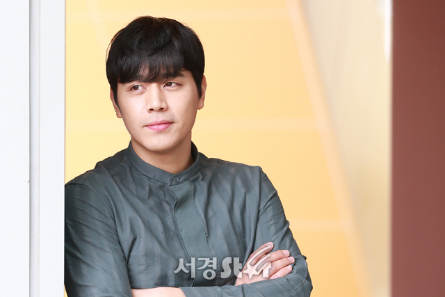 Son Jun-ho, Kim So-hyuns husband and Hyun Jyu-ni are dad .. no complaints at all. Son Jun-ho came back to musical actor, not her father, Hyun Jyu-ni, her husband, Kim So-hyun.Musical It is appearing in succession to the two works Empress Myeongseong and Three Musketeers.Sus Jun - ho, who has performed a thick acting and explosive singing ability through musical phantom, along with the wind and KBS immortal masterpiece Son Jun - ho is the 23rd year musical Empress Myeongseong It turned into Emperor Takaji.The challenge of Son Jun-ho who was performing in the emperor Takaji who suffered to protect the royal family in the period of confusion is a success.If you heard the early performance show Hyun Jyu-ni is a musical father comes out, the reputation continued to be the Son Jun-hos high den be visible as it goes on from the middle stage.Son Jun-ho married 2011 year 8 year old senior musical actor Kim So-hyun, has a son Hyun Jyu-ni group.My sons hand Hyun Jyu-ni appeared in SBS Oh My Baby and gained famous.Calmly speaking, rather than the three-letter name Son Jun-ho, the masses will examine as whos husband, father.The party concerned said, There is no dissatisfaction about it.Son Jun-ho is being held for a certain moment when seeing it in nature is trembling until a joke.Son Jun-ho who graduated from Yonsei University School of Vocalization said that there was no special goal set as an actor.However, as long as I needed myself, I wanted to do the door dudurgugo.I do not want to decide high goals and positions.Vocal Major musical I also have a view of the actor and the clan, but I think that it is not much different from other musical actors. Now.Ryu Jung-han Senpai also major in vocal music so do not want to become such an actor? When I asked, I do not know what kind of process the former senior has taken.When Ryu Jong-han senpai flies with musical actor, he studied vocal music at the previous school and lived another life.I think that keeping up with someones goals will not fit with me.Continuing as if hitting the audition door, I would like to go the way of the musical actor I want to go.It was a couple boasting fantasy compatibility.Son Jun-ho confided that Kim So-hyun with leadership is going to follow himself truely well.Instead of making a concession while doing a living with a couple, Mr. Sohyeong said that leadership is Ito-Yo when he lives.It will be tall followers from the previous leadership.That seems to work.I thought so, but in many cases it will be persuaded while talking with Mr. Seo Hyun.It is a couple who looks for a better solution while respecting the others opinion.Thats why I will suit you.Haha.