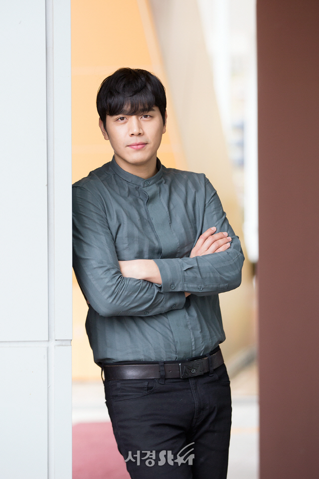 Son Jun-ho, Kim So-hyuns husband and Hyun Jyu-ni are dad .. no complaints at all. Son Jun-ho came back to musical actor, not her father, Hyun Jyu-ni, her husband, Kim So-hyun.Musical It is appearing in succession to the two works Empress Myeongseong and Three Musketeers.Sus Jun - ho, who has performed a thick acting and explosive singing ability through musical phantom, along with the wind and KBS immortal masterpiece Son Jun - ho is the 23rd year musical Empress Myeongseong It turned into Emperor Takaji.The challenge of Son Jun-ho who was performing in the emperor Takaji who suffered to protect the royal family in the period of confusion is a success.If you heard the early performance show Hyun Jyu-ni is a musical father comes out, the reputation continued to be the Son Jun-hos high den be visible as it goes on from the middle stage.Son Jun-ho married 2011 year 8 year old senior musical actor Kim So-hyun, has a son Hyun Jyu-ni group.My sons hand Hyun Jyu-ni appeared in SBS Oh My Baby and gained famous.Calmly speaking, rather than the three-letter name Son Jun-ho, the masses will examine as whos husband, father.The party concerned said, There is no dissatisfaction about it.Son Jun-ho is being held for a certain moment when seeing it in nature is trembling until a joke.Son Jun-ho who graduated from Yonsei University School of Vocalization said that there was no special goal set as an actor.However, as long as I needed myself, I wanted to do the door dudurgugo.I do not want to decide high goals and positions.Vocal Major musical I also have a view of the actor and the clan, but I think that it is not much different from other musical actors. Now.Ryu Jung-han Senpai also major in vocal music so do not want to become such an actor? When I asked, I do not know what kind of process the former senior has taken.When Ryu Jong-han senpai flies with musical actor, he studied vocal music at the previous school and lived another life.I think that keeping up with someones goals will not fit with me.Continuing as if hitting the audition door, I would like to go the way of the musical actor I want to go.It was a couple boasting fantasy compatibility.Son Jun-ho confided that Kim So-hyun with leadership is going to follow himself truely well.Instead of making a concession while doing a living with a couple, Mr. Sohyeong said that leadership is Ito-Yo when he lives.It will be tall followers from the previous leadership.That seems to work.I thought so, but in many cases it will be persuaded while talking with Mr. Seo Hyun.It is a couple who looks for a better solution while respecting the others opinion.Thats why I will suit you.Haha.