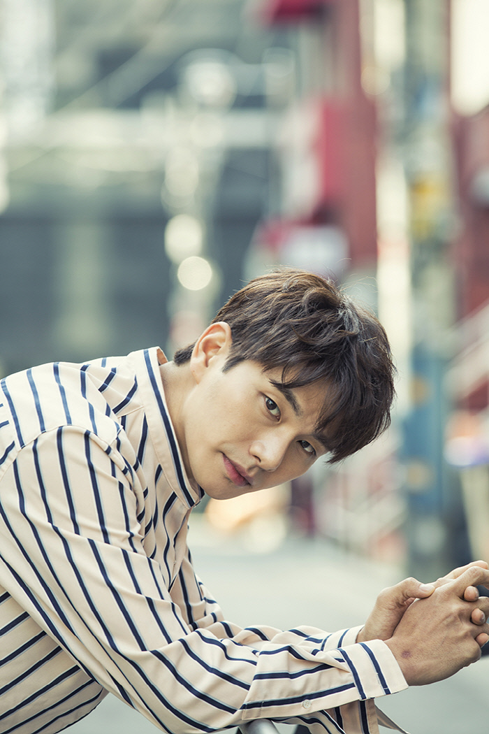 Actor Lee Yi-kyung showed a sorry feeling of Jung In-sun who is a hot love partner.The last 17 days <Uracha Next Waikiki> When we decided to refrain from the last round, we found out that Lee Yi-kyung and Jung In-sun are in love with one year who is appearing together in drama.In an interview held at the cafe in Gangnam-gu, Seoul at 1 pm on 19th, Lee Yi-kyung conveyed his feelings to recruiting all peoples songs from the crush of love.Below is a 1 door 1 answer of enthusiastic Lee Yi-kyung.An enthusiastic article appeared before the final round.What was the reaction in those days? We came to contact friends around, but we did shoot together, directors, writers and colleagues actors never came.At that time, I did not participate in the launch as the next film <Kenpo and gender> was taken.It seems that the Lord did not talk about everything.I felt sorry for being touched on an article at the shooting site of What kind of feeling did the principal feel?He also has to talk to his friends by himself.Also, I am sorry for the viewers who love drama because drama is not finished, Im sorry for the production staff as well.- Talking about such a situation with - Jung In - sun? While we are going out with each other, the part that we interchanged for the first time promised, Lets give damage when we work, but we could not keep it It seemed like my heart hurt.I was sorry for mutual hurry.- Secret love affair was done, did not it have any difficulties at the shooting site? Junki and Yoona had no overlapping parts as they go behind two new degrees at the beginning of the deity god that two people came.It was divided into team A, team B, and team, and in the week, it was a situation where we met only one day at the set place.Because I am performing entertainment and other drama in parallel, there was no time between private emotions.- <Uracha Next Waikiki> There was a scene to monitor and interact with the opponents Kiss god with a commentary special broadcast.Were you talking about girlfriend s Kiss god Looking at laughing but not having laughing eyes? I also saw it.I had no idea but it was (laugh).I really did not know if I had such a face at the time.Kiss god has already been described in the script and is a person who talks with himself against acting a lot, so it is not easy for facial expressions to appear so although it is already known.- Jung In-sun In the interview before learning it was expressed as a strong support army .Lee Yi-kyung Learn? I rely much on it.Thank you always because the conversation is a very good person.Even when there is such a thing, I am grateful because I always give us regular consideration.- Love love with colleague actor is slumping? I am OK.I am already in the process of showing some prolific actors in the process, he is not damaged if it began now, he was worried that the damage was done and there was no mental confusion become.It would be good to have lots of thoughtful articles for him