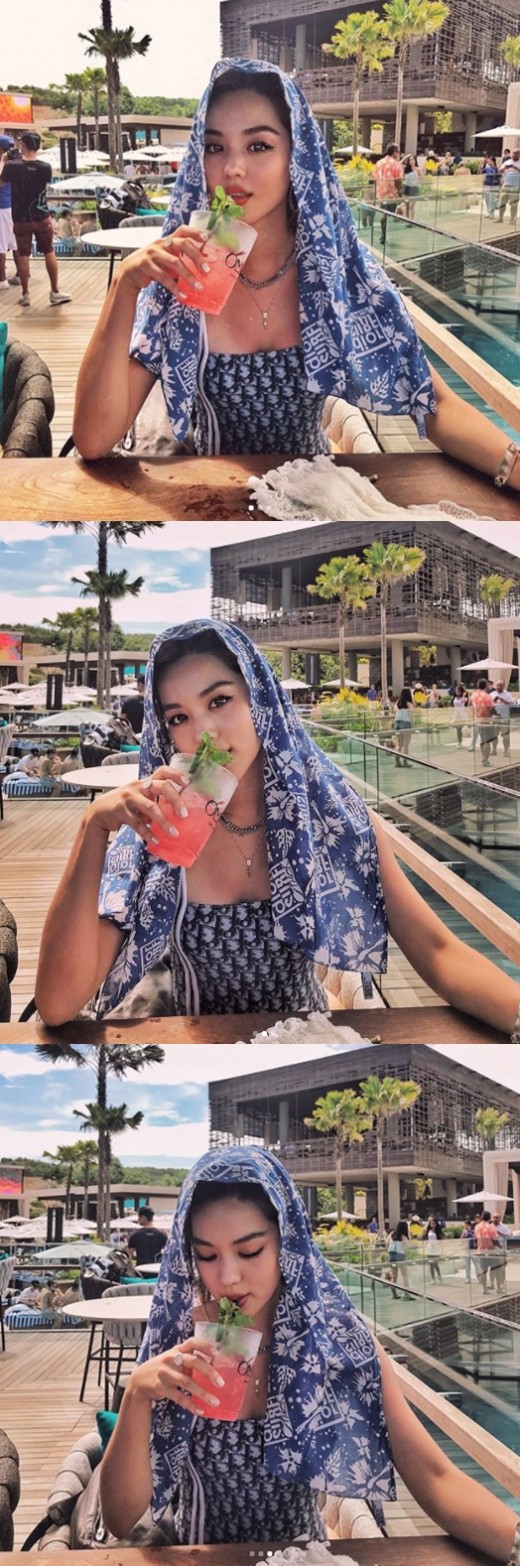 Kim Hee-jung from a child actor actress boasted exotic beauty.Kim Hee-jung posted herself drinking beverages at an outdoor cafe along with a message of Jadore baby on his own instagram on the afternoon of the 22nd.Kim Hee-jung with a posted photo has a sexy smile on her head with a scarf.Beauty that exotic but brings out van Holham draws Snowy Road.Kim Hee-jung recently appeared in the drama Return