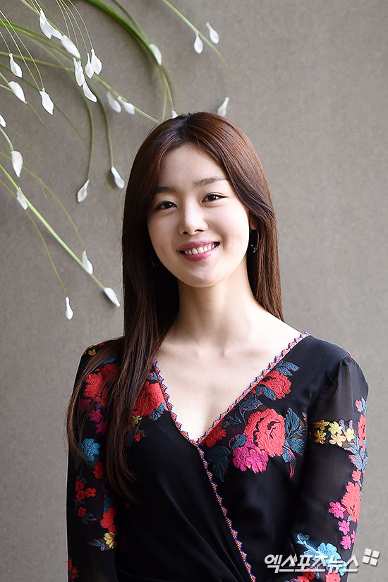 Lifetime to be broadcasted for the first time on the 23rd up! Han Sunhwa who took over the first main MC in the ninth year of his debut through Pretty interchanged an frank story through an interview.It was a dream to try to appear from the time the beauty program was first born.Surprisingly I have never seen the beauty program as a guest.However, unlike before, he said that he is not interested in decorating it now and is concerned about living.I came out from the very start of the beauty program.Thats why I was happy when the performance offer came.However, when I was young, management was also difficult, and there were many beauty hints to tell, but now I live almost no decorations.I am approaching with learning.Ham Kyung-shik make-up artist at the production presentation done the same day, Han Sunhwas skin ton is really beautiful.I can not put in a camera, he said, raving reviews of his beauty.Han Sunhwa also confirmed this and also revealed Kurtip that maintains good skin ton.Please listen to good tones are good talks. Im happy.However, I was on a lot of physical condition.Tired, ton drinking a lot of drinks changed completely.It is the temperature of the skin that uses mind as it is.A rash will appear when the skin temperature rises, skin ton will become dark.So after washing the face, I definitely finish it with cold water, I love the cooling bar.Skin temperature lower Lee Pekdul is also a sujo.Han Sunhwa who will serve as the main MC for the first time after his debut.In this era when the beauty program is full of garage, what is the advantage of only up! Pretty ?Han Sunhwa confidently answered Han Sunhwa who performs entertainment after a long time.Han Sunhwa will appear at the entertainment after a long absence.I think that my progressing ability is a differentiating factor from other programs.You can see Mr. Chao Lu s cute ridiculous charm and the first appearance of organizing this and progressing.I like Kemi that looks nice.I think it is an advantage of our program only.Especially Han Sunhwa is an evaluation that it turns into an actor with Idol and is suitable for MC of a beauty program to inform about the importance of styling as a person who succeeded in transforming the image.It was not an effort to change the styling while turning around.Activity The stage has changed and the image has changed naturally.While doing the drama, I did not intentionally, I played many feminine characters.I tried styling accordingly, it seems that I gave a feeling different from gorgeous and sporty Idol.UP! PRETTY is even more pleasing to be able to try Idols gorgeous makeup through this program.