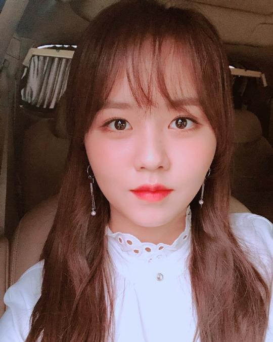 Kim So-hyun posted a piece of photograph that was taken in his car on his own SNS on the 23rd.Kim So-hyun in the picture is bright and looks at the front with clarifying his eyes.Kim So-hyuns lovely Innocence Rice stands out.Kim So-hyun recently finished broadcasting the drama Radio Romance together with Highlight Yoon Doo-joon rest