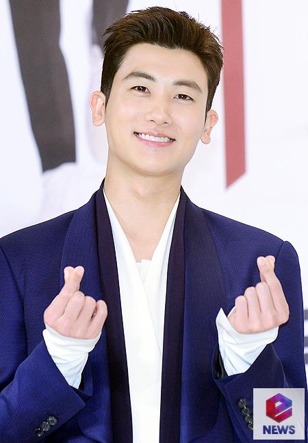 Park Hyung-Sik took an eye out as he talked with Jang Dong-gun of 19 years old who actually was not feeling any difference between generations.Park Hyung-Sik announced on the afternoon of the 23rd afternoon at the KBS 2 Waterwood drama Suits (Suits, Screenwriter Kim Jung Min, Director Kim Jin-woo) held at Yeongdeungpo Time Square Amos Hall in Seoul  I can not feel the difference I talked with my seniors agree that the conversation goes well enough that generational differences can not be felt.Then, on the question What kind of things do you think in appearance? I just want you to restrain only appearance comparison.It is difficult to answer, he invited a laugh at a joke.Suits is a drama depicting the blommance of a legendary lawyer in Korea, the legendary lawyer (Jang Dong-gun) and fake new lawyer (Park Hyung-Sik) with genius memory.It is broadcast at 10 pm KBS on 25th