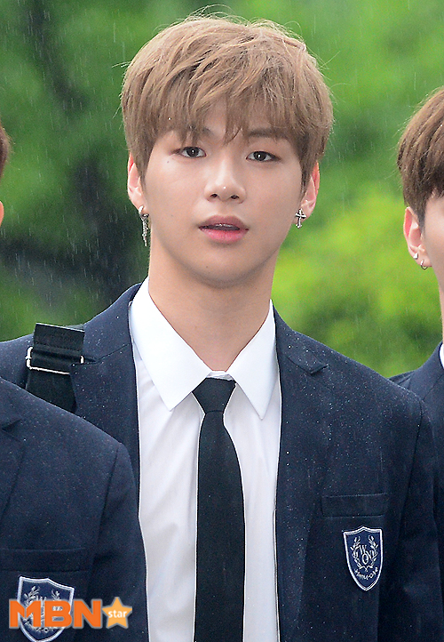 I chose Group WannaOne s Kang Daniel as a young man star that netizens want to buy well for rice.A vote was held at community portal site dish inside (representative Gim Yusyuk) and exciting dish operated by your favorite search company Michelopus (representative Shinjigyeon) said Do you want to buy rice well? Result Kang Daniel went up to No. 1.This vote went 7 days from the 15th to the 21st.Of the total 193 342 votes, 91,110 votes (48.1%), Kang Daniel got first place in Mnet Produce 101 Season 2 last year with a manly personality and style that contradicts the cute looks at that time and received enthusiastic cheering by her sister fans and ranked first I joined WannaOne.It draws out the sold-out of all the products that appeared in the following models and is creating Kang Daniel syndrome.There are 88,460 votes (46.5%) selected a group BTS political station.A politician with a nickname of golden baby with excellent ability showed off his sisters mother-in-law instinct at an innocent look at his debut, when she became an adult, she regrettably showed a masculine charm and regretted her well-raised idol Star has become one of the synonymous.3,543 votes (3.9%), again the VTS of BTS was mentioned.Vi diverging mens beauty with a thick line of lines and a husky voice got the topic of the most beautiful face in 2017 and was picked up the topic.