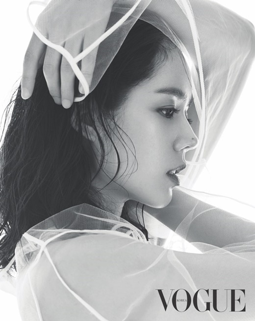 A picture report of the actor Han Ga-in was released.In the May issue of Vogue Korea Gravure published on the 23rd, Han Ga-in showed off her selfish appearance.As intriguing as submerging, as well as intensely eye-catching eyes, of course, she showed a definite beauty by digesting the see-through look and manish look that emphasized womens beauty perfectly.Han Ga-in said in an interview, I think that actors who have to change their emotions in works need to have timely timing to overturn the existing image once, and Todays shoot is me It was a good attempt to worry about the newness that is familiar to them. He puts the Innocence that reminded of his first love, he digested natural hair styles and brave costumes sensuously and appealingly, he increased expectations for acting transformation in a more mature atmosphere through this gravure There.Han Ga-in takes on the Jeongseon character in the cable channel OCN original drama Mistresses (screenwriter Takamasa Kim Jin-uk director Han Ji-sun), who is preparing for the first broadcast on the 28th, will challenge performance in new genres and new fields .Han Ga-in, calling restriction restricted calls that have been taking place for a while with the mystery sensual thriller Mistresses as a dead husband in a mysterious accident and guiding it into the viewers mysterious whirlpools.Since its debut, the genre mull who tried for the first time leads the mystery sensual thriller Leading back to her return for the first time in 6 years will be noticed.