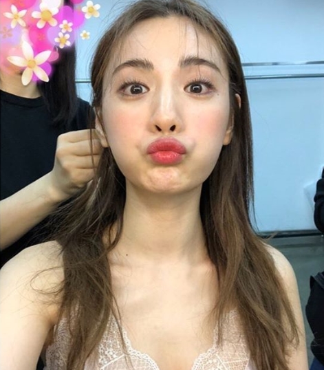 On April 23, Nana posted one picture on his own instagram.The picture contains the appearance of Nana looking at the camera and having a comical face.Shooting beauty also draws Snowy Road.Meanwhile, Nana is in the middle of pre-production drama Lion appearance