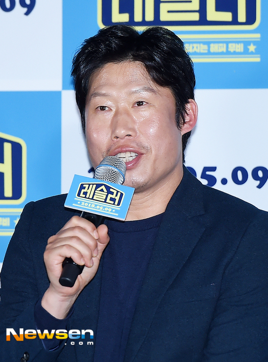 Film Wrestler (Director Kim Daeung) The media preview was held on April 23 at the entrance to Lotte Cinema Graduate University in Gwangjin-ku, Seoul.Kim Min-jae, Lee Sung-kyung, and Kim Daeung director, including starring Yu Hae-jin, participated in the round-table after the preview.Na · Muni was scheduled to attend, but was absent due to unavoidable circumstances.Wrestler turned into a professional dollar dollar at former Wrestler, or in 20 years, a son of 9 living siblings Mr. Guivo (Yu Hae-jin minutes) started spelling unexpected people while peaceful everyday It is a green comic movie about a story that tips over with fun.Yu Hae-jin was once a representative wrestler, but now he dressed as a better guy who lives well from laundry to a better living.Wrestling Promising son Song (Kim Min-jae minus) From the bar nine-step son living only to care for care.Yu Hae-jin, who initially assumed the role of an adult son, said, I was doing my uncles role, There was no burden on the station where there was a big son.I felt it was natural aging. Next, My friend who got married soon by my friend has a son in her early twenties, he added.Kim Min-jae combined Yu Hae-jin with rich breathing.At the same time he also served as a wrestling player aiming at the national team.Kim Min-jae, who revealed that he had tough training three days a day for the role of a wrestler, said, Even when I was not shooting, I exercised at the gym.He practiced the walking methods like wrestling players and keenly prepared. Kim Min-jae says Whether the wrestling blessing tightly adhered is not bad, Kim Min-jae said, When exercising intensely and concentrating, I often do not think that I wear that clothes.I was used to it, he said. I was hardworking when I wanted to show the body I made with wrestling not PT, he said.Lee Sung-kyung announced that he relied on Yu Hae-jin who breathed together and took a movie.Lee Sung-kyung learned a lot with Yu Hae-jin seniors.Is not it the first and last movie that Kim Min-jae was still young though it depended on my seniors and was filmed, Yu Hae-jin said.Meanwhile, director Kim Daeung cast Yu Hae-jin One of the best points is that the character called Givo which is a general and natural man nearby and the character Yu Hae- I thought jin would be the best fit, said Yu Hae-jin. I felt the biggest shooting with seniors is not only natural but also appealing.It is humorous while being a man Dow and it came out with the sense of expectation of the preliminary audience.