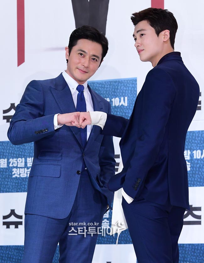 The synergistic effect of two lovely guys, Jang Dong-gun and Park Hyung-Sik is an important point of drama.It is KBS s best anticipation work of this year that attractive actors participate in a major event.I am confident that it gives a satisfaction to viewers.- KBS Vanillon Ho Broadcasting Director It is the birth of a perfect eyebrow purification Brother that I can look at.Suits starring Park Hyung-Sik Jang Dong-gun boasting a grade visual is a hot concern, finally unveiled.Just because KBS showed confidence, can not only visual, but also workability leap the popular original to gain recognition of the remaining public?On the afternoon of the 23rd afternoon at Kobe 2 New Mizuki drama Suits held at Eggunpo Time Square in Seoul, Kim Jin-woo PD who took over the production, including the leading actor Jang Dong-gun Park Hyung-Sik Participated and gave a variety of talks for work in a friendly atmosphere.Kim Jin-woo PD said in connection with the casting of the leading actors When I tried two actors, it seemed that the feeling that we are going to draw often seemed to be purchased.I made the idea that it looks good when I saw it at a private gathering, and There were no other reasons in particular.It was really nice.I felt that atmosphere and it felt like I was most optimized.I was convinced even after negotiations.There was no difference in opinion. Park Hyung-Sik said, When I received the script for the first time, I saw a difficult term and a tremendous amount of metabolism I was afraid I could fulfill it.Subsequently, I was attracted by the freshness and sophistication of Blomance when I saw the original, and If made to undertake Korean emotion, there was expectation whether truly fresh drama was born.It was better to do with Jang Dong-gun seniors than anything else .It is too big seniors, it was also difficult to stick out the fist first.Every time I see him, I will also put out for the first time. For the respiration with Park Hyung-Sik, who also has a difference of 19 years old, Kemi with Mr. Mr. Form is an early photographer, but I enjoy taking pictures.I did not feel awkward at all.Until now it is a process of capturing characters according to the script and It seems to be good to expect an ad lib standing when passing the second half.It is satisfactory that Kemi is formed enough to make such things interesting enough. 