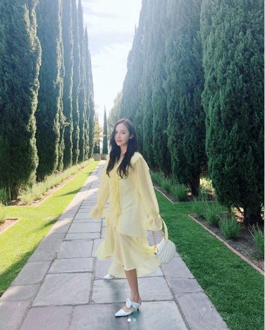 Singer Jessica Jung released his recent work.Jessica Jung posted a piece of photograph along with his sentence Happiness and yellow dresses on his own instagram.Jessica Jung wearing a yellow One Piece was put in the released photograph.Jessica Jung hangs long hair and emanates feminine charm.Jessica Jung making a light smile.Beautiful water rises gaze