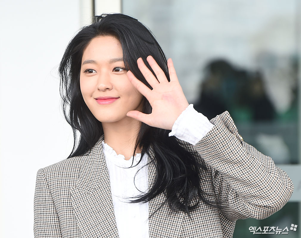 Group AOA Seolhyun appeared in JTBC Package round around the world - united (hereinafter united floating).Seolhyun leaves the packages of Kim Yong-man, Kim Sung Ju, Anne Jung Hwan, Jung Hyun-dong and two European countries.I will leave on the 24th and will travel to France and Switzerland for 5 nights for 7 days.This is the first time for female guests to come out alone.TWICE, Han Chae-ah appeared in female guests until now, TWICE was eight people except for multiple strings injured the ankle, Han Chae-ah was with Yoon Jong-Shin.The reason why Seolhyun s unity floating appearance is expected also in the age difference reminiscent of father and daughter is the charm that showed up Seolhyun multiple entertainment program so far.Seolhyun diverged bright energy in 2016 SBS Jungles Law in Tonga at the time of casting, obediently rough figure.Also, when I appeared in the Three Three Three Meals Sea Farm Hen last year, it was natural and showed his age.Although it was incompetent, the heart which I practiced for Lee Seojin, Eric, Yun Gyunsan was warm.Seolhyun loved by everywhere everyday healthy refreshing charm.In addition, the reason why Seolhyun got into the ranks for honesty to be keen on anything.Therefore, it is expected that it will suit well with the senior in the entertainment world like Kim Yong-man.An official said, Seolhyun, who emerged as a national crowd in a healthy, rough figure, is expected to show frank youthful appeal even on this trip.Broadcasting is May / Photo = DB