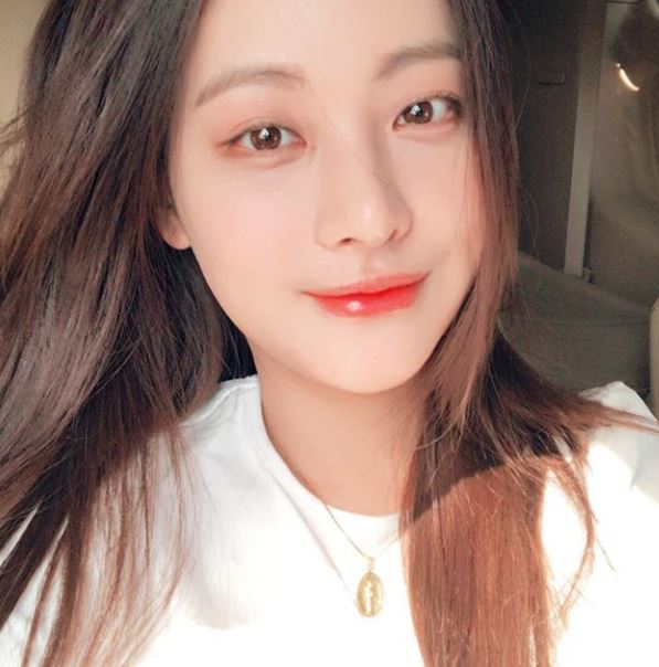 Oh Yeon-seo posted a piece of photograph along with a brief statement of It rained on my instructor on the 23rd afternoon.Oh Yeon-seos self camera was put in this picture.Oh Yeon - seo is staring at the camera while wearing a white T - shirt and necklace.Its pristine appearance also boasts shining eyes and boasts beautiful water.Meanwhile, Oh Yeon-seo recently acknowledged the love affair with actor Kim Bom and gathered a hot topic.Photo = Oh Yeon-seo Instagram