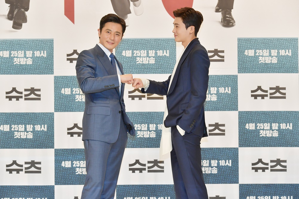Suits Park Hyung - Sik and Jang Dong - gun said that they do not feel the difference between 19 years of age.On the afternoon of 23rd, KBS New Drama Suits production presentation meeting was held at Yeongdeungpo Time Square in Seoul.Actors Jang Dong-gun, Park Hyung-Sik, Chin Higyeong, Chae Jung-an, Gosong Hui, Choi Gwi-hwa and others attended and made the seats shine.On this day Jang Dong-gun said Park Hyung-Sik has age difference of 19 years old.I can communicate with each other to the extent that I do not feel the difference between generations I will spend together.Park Hyung - Sik is something that seniors are difficult to achieve, but it is a big problem. Jang Dong-gun continued, The characters in the drama are also so.I will continue to point out Park Hyung-Sik and point out that, Park Hyung-Sik will continue without giving in to it.Actually it was such a thing, he said, I took a lot of time shooting and invited us to laugh.Park Hyung - Sik also talks about Jang Dong - gun senpai I call type me well.During the holiday time, I am having a good time shaking the chatter. Park Hyung - Sik also felt at all that the difference between Jang Dong - gun and the age of 19 is for me for generations.The theme of the story also goes well. Suits is a drama depicting the legendary lawyer of the best law office in Korea and the blommance of a fake newly-admitted lawyer with memory like a monster.Kim Jin Woo PD and Kim Jung Min writer who directed Healer, Queen of Reasoning etc, are conspicuous works.Meanwhile, Suits will be broadcasted at 10 oclock at night on Wednesday, April 25.▶ ︎ [Suits Park Hyung - Sik ∙ Jang Dong - gun 19 years old difference blommance] Go to the picture - CopyrightsÆ & chosun