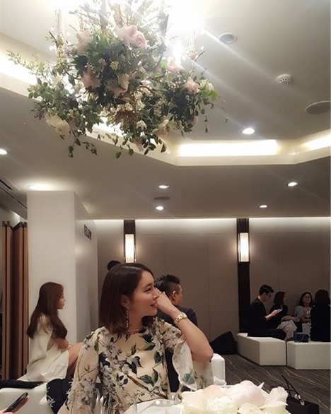Lee Min-jung boasted the beauty of the goddess.Actor Lee Min-jung posted three photos on his SNS on the 24th and released the up-to-date situation.Lee Min-jung in the released photograph seems to be in spring and has participated in the party wearing a beautiful flower blouse.Lee Min-jung is still showing off beautiful beauty.Especially wearing in the last picture and sharp point Lovely is also very cute figure.Meanwhile, Lee Min-jung married the actor Lee Byung-hun and put his son under him