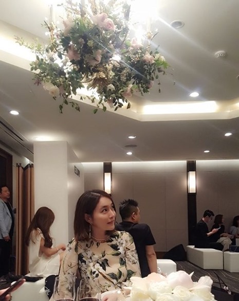 Lee Min-jung boasted the beauty of the goddess.Actor Lee Min-jung posted three photos on his SNS on the 24th and released the up-to-date situation.Lee Min-jung in the released photograph seems to be in spring and has participated in the party wearing a beautiful flower blouse.Lee Min-jung is still showing off beautiful beauty.Especially wearing in the last picture and sharp point Lovely is also very cute figure.Meanwhile, Lee Min-jung married the actor Lee Byung-hun and put his son under him