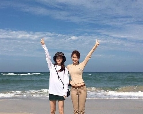 A picture of IU and Yoo In - na Travel was released.Yoo In - na officials posted two photos taken by SNU and IU and Yoo In - na together on the 24th.IU and Yoo In - na in the picture are posing at the sea and tourist spot.It seems that they took a picture off the trip together.Currently IU is appearing on tvN My Uncle and Yoo In-na is active in tvN Sun coffee shop