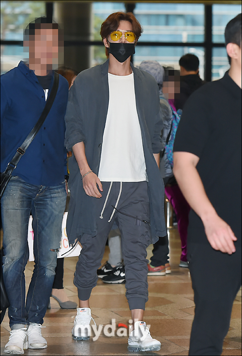 Actor Park Hae-jin is leaving the country through Gimpo International Airport in Seoul Airport on the morning of the 24th for a tree planning project in Beijing, China.