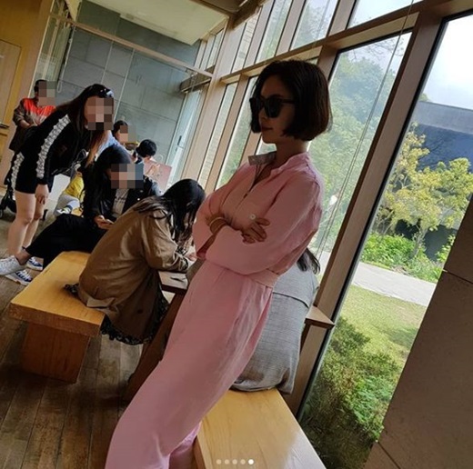 Actor Hwang Jung-eum has been enjoying a vacation in Jeju Island.Hwang Jung-eum posted several photos on his instagram on the 24th, including a tag called Jeju Island and a picture of seafood that attracts appetite.Hwang Jung-eum married in 2016 and gained a boost in August last year, with fans drawing attention during the return to the small screen.