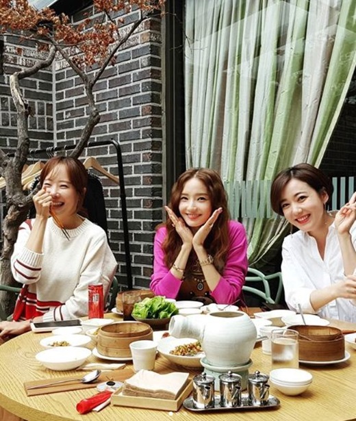 Han Chae-young posted several pictures taken posing in front of the food table with his phrase # delicious lunch #So Yoo-jin # Lee So-yeon #somuchchat on the 24th. .Looking at the phrase so much chat in the tag, it seems to be ogtoul to many topics such as child rearing issues.So Yoo-jin, Lee So-yeon is preparing for the next work now.
