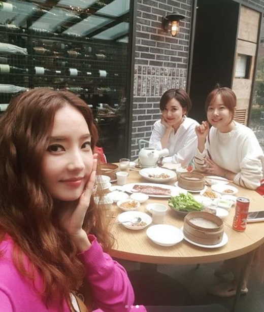 Han Chae-young posted several pictures taken posing in front of the food table with his phrase # delicious lunch #So Yoo-jin # Lee So-yeon #somuchchat on the 24th. .Looking at the phrase so much chat in the tag, it seems to be ogtoul to many topics such as child rearing issues.So Yoo-jin, Lee So-yeon is preparing for the next work now.
