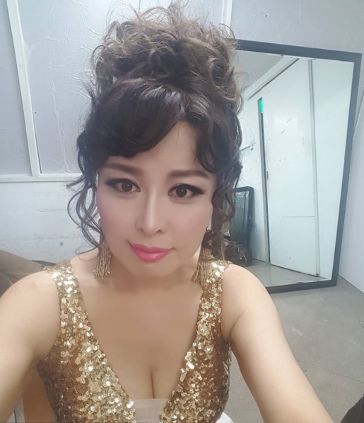 Hong Ji-min, on April 24, in his own instagram Selfie appears to be the most beautiful in the picture.Good Epudur.While shooting for the musical 42nd Street, Selfie is one piece at the dressing room.Even if I look it does not seem like I am.Our groom said, This is a fraud.Its not a doll, he said Selfie with a sentence.Hong Ji-mins appearance was put in a golden dress with a dark make-up in the picture.After Diet, Hong Ji - min s uprightness became even clearer, attracting a gaze.I draw a special volume sense of sight of Hong Ji-min that appeared on the close sleeveless dress.The fans who touched the picture are cool older sister, real jackpot.Please show me the reaction to praise her strange beauty, such as really be the same, really sisters elderly fainting.Meanwhile, Hong Ji-min declared Diet in January last channel A Dad nature.Since then, she succeeded in losing 25 kg for the first time in 108 days after the second birth, attracting interest