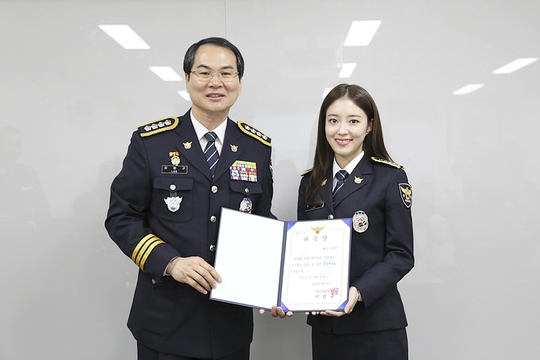 Seoul Gangdong Police Station announced on April 24 that actor Lee Se-young commissioned crime prevention Ambassadors.Lee Se-young participated in child abuse, school violence prevention and Traffic safety related poster, video shooting etc and started on talent donation.Next, I plan to participate in the public relations activities of Seoul District Police Agency and Gangdong Police Station, various fields such as home moon, school violence prevention, traffic safety, and so on to provide full support.On the day of appointment ceremony held on April 16th, Lee Se-young contributed Traffic Safety publicity material to the school hours of junior high school students to distribute this campaign widely.In addition, it is a story behind the enthusiastic response of the stakeholders to actively cooperating in campaign activities, such as directly storing and sending Traffic safety songs on the scene with background music inserted in the publicity video.Ibomu Gyu Gangdong Police Station commissioned ceremony, commissioned by the actor Lee Se-young, who has a high awareness of the public and holds a bright image, and empathy with citizens in public relations activities in various fields I clarified the background.Lee Se-young emphasized Safety in terms of citizens, I am a small force, but I will work diligently as Ambassadors so that I can help you, along with the appreciation of the Ambassadors selection It seems that it is not enough.Police officials working at the site are not easy either, but I will work if I work in a safe environment. Lee Se-young recently televised Organic Organic, digesting three roles per person perfectly, believing and firming up his position as an actor.Lee Se-young who increased recognition and popularity popular through the previous work Laurel Clothing Store Gentlemen has proven stable performance ability in the drama Best Oriental continued to play.Meanwhile, Lee Se-young is releasing the publicity schedule by releasing the movie Sushikeike which played the leading role on the 19th leaving