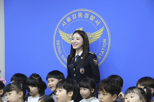 Seoul Gangdong Police Station announced on April 24 that actor Lee Se-young commissioned crime prevention Ambassadors.Lee Se-young participated in child abuse, school violence prevention and Traffic safety related poster, video shooting etc and started on talent donation.Next, I plan to participate in the public relations activities of Seoul District Police Agency and Gangdong Police Station, various fields such as home moon, school violence prevention, traffic safety, and so on to provide full support.On the day of appointment ceremony held on April 16th, Lee Se-young contributed Traffic Safety publicity material to the school hours of junior high school students to distribute this campaign widely.In addition, it is a story behind the enthusiastic response of the stakeholders to actively cooperating in campaign activities, such as directly storing and sending Traffic safety songs on the scene with background music inserted in the publicity video.Ibomu Gyu Gangdong Police Station commissioned ceremony, commissioned by the actor Lee Se-young, who has a high awareness of the public and holds a bright image, and empathy with citizens in public relations activities in various fields I clarified the background.Lee Se-young emphasized Safety in terms of citizens, I am a small force, but I will work diligently as Ambassadors so that I can help you, along with the appreciation of the Ambassadors selection It seems that it is not enough.Police officials working at the site are not easy either, but I will work if I work in a safe environment. Lee Se-young recently televised Organic Organic, digesting three roles per person perfectly, believing and firming up his position as an actor.Lee Se-young who increased recognition and popularity popular through the previous work Laurel Clothing Store Gentlemen has proven stable performance ability in the drama Best Oriental continued to play.Meanwhile, Lee Se-young is releasing the publicity schedule by releasing the movie Sushikeike which played the leading role on the 19th leaving