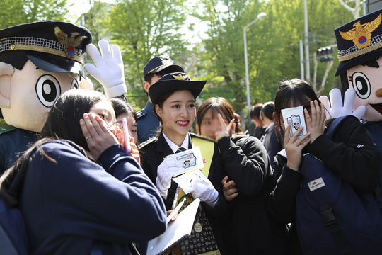 Seoul Gangdong Police Station announced on April 24 that actor Lee Se-young commissioned crime prevention Ambassadors.Lee Se-young participated in child abuse, school violence prevention and Traffic safety related poster, video shooting etc and started on talent donation.Next, I plan to participate in the public relations activities of Seoul District Police Agency and Gangdong Police Station, various fields such as home moon, school violence prevention, traffic safety, and so on to provide full support.On the day of appointment ceremony held on April 16th, Lee Se-young contributed Traffic Safety publicity material to the school hours of junior high school students to distribute this campaign widely.In addition, it is a story behind the enthusiastic response of the stakeholders to actively cooperating in campaign activities, such as directly storing and sending Traffic safety songs on the scene with background music inserted in the publicity video.Ibomu Gyu Gangdong Police Station commissioned ceremony, commissioned by the actor Lee Se-young, who has a high awareness of the public and holds a bright image, and empathy with citizens in public relations activities in various fields I clarified the background.Lee Se-young emphasized Safety in terms of citizens, I am a small force, but I will work diligently as Ambassadors so that I can help you, along with the appreciation of the Ambassadors selection It seems that it is not enough.Police officials working at the site are not easy either, but I will work if I work in a safe environment. Lee Se-young recently televised Organic Organic, digesting three roles per person perfectly, believing and firming up his position as an actor.Lee Se-young who increased recognition and popularity popular through the previous work Laurel Clothing Store Gentlemen has proven stable performance ability in the drama Best Oriental continued to play.Meanwhile, Lee Se-young is releasing the publicity schedule by releasing the movie Sushikeike which played the leading role on the 19th leaving