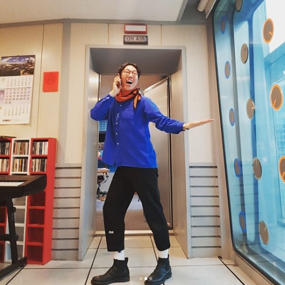 Kim Young-chul posted a picture of her figure on the personal instagram on April 24.Kim Young-chul in the photo is making Rinrin pose in front of the SBS radio booth.Kim Young-chul showed satisfying feeling with Diet After 4 kg reduction! Clothes seem to be many now! Umm ha ha ha.On the other hand, Kim Young-chul is advancing SBS power FM Kim Young-chuls power FM.Every day from 7 am to 9 pm