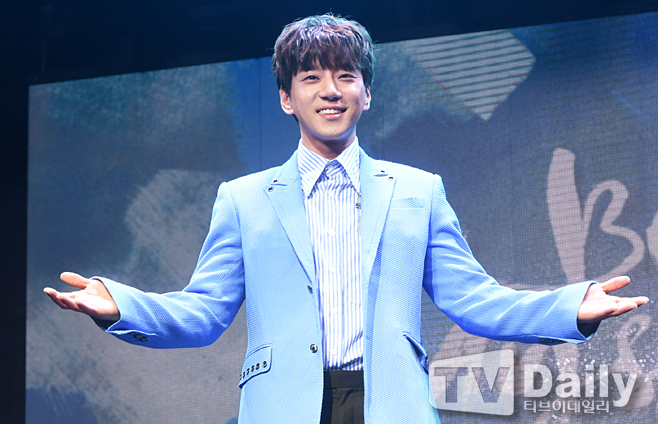 Singer Hwang Chi - yeul asked the politician of this group BTS to cover a new song.Hwang Chi-yeuls second mini-album ratio myself (Be myself) release commemorative showcase was held at Hiroshima Move Hall located in Seoul Mapo-gu, September 24.The progress of the event of this day was undertaken by Broadcasting Lee Jie.Hwang Chi-yeul got an explosive popularity with the title song Beautiful songs everyday of the first mini-album ratio Odinori released in June last year.In the bullish middle of the idol market, he wrote an album sales of 220,000 copies as a solo singer, The song hearing everyday for a long time raised the name to the chart top area.Cover images of stars such as politicians also attracted a hot topic.Associated Hwang Chi-yeul said, I heard the political sing sing while sitting at the award ceremony, so I thought it was my song.I appreciate the very happy feelings.I thought that the political department calls it very well and it is a political song. Subsequently, I heard that the standard of Yuen ratio is called Yoo Hyeol sketchbook, I thought that really many people love me, covering me, he added.Byul, you titled ratio Myself also wanted various cover images.Hwang Chi-yeul said, It would be good if the political station also called for this song again.After clarifying as a fan of BTS,  You listen everyday , thank you for sharing a lot with Basking, it would be nice to cover a lot of this song and basking Wax .