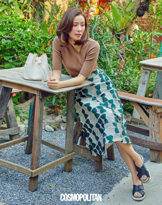Son Tae-young showed off a nice summer style refined using this photo book taken in Thai Chiang Mai.Of course, not only did it tremendously digested the intense color costumes against the backdrop of a rich woodland, but also attracted Snowy Road, a remarkable match of sophisticated accessories.Chiang Mai has a quiet and relaxing charm.I felt comfort without doing anything big.Eating, enjoying, having a break, I think that I was able to enjoy a firm margin after a long absence.As for the moment that remembered in particular, there seems to be a lot in memories that joined the yoga class early in the morning with the staff.Oops and Oops while taking action! The gobs were used regularly.It was a fresh experience that awakens the quiet dawn. As a mother of two children, as for the secret that can maintain a perfect body as ever, I always think I can not perfection.Whether the custom dancing for a long time is stained or not, the balance of my body sways and the body reacts first and moves.Moving usually busy, parallel aerobic exercise and muscle strength movement by part.Everything can not be done without effort. Interview with Son Tae - young s gravure can meet with Cosmo Politan May issue at Cosmo Politan official SNS and website / Photo = Cosmo Politan