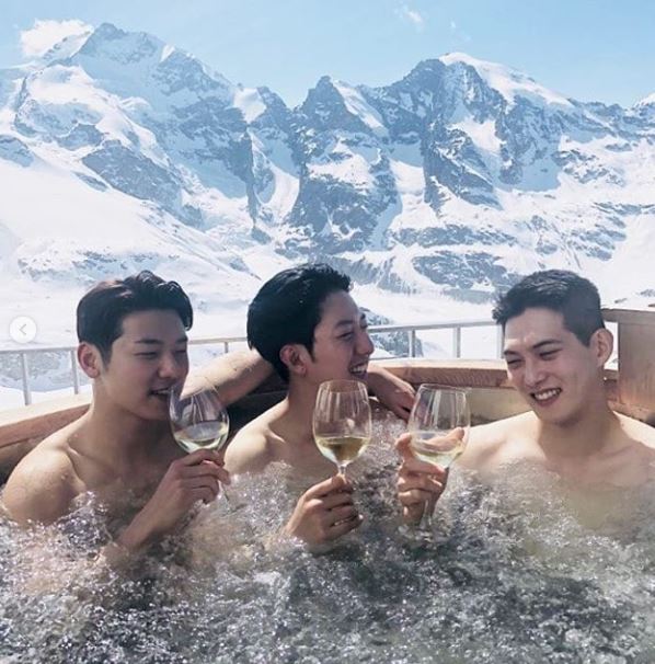 A Travel certification shot, such as a picture of the group CNBLUE, was released.CNBLUE Lee Jong-hyun posted two photos on his instagram on the afternoon of the 24th with an article entitled 300m above sea level. The photo shows CNBLUE members enjoying Travel in the background of a picturesque snowy mountain.Lee Jong-hyun, Lee Jung-Shin, and Kang Min-hyuk enjoy the open-air bath and drink wine, and they feel like a picture.Meanwhile, CNBLUE members, except for the military enlisted Jung Yong-hwa, are on a travel together. / Photo = Lee Jong-hyun Instagram