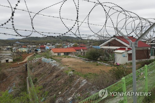 파주 민통선 마을 (파주=연합뉴스) 임병식 기자 = 남북정상회담을 사흘 앞둔 24일 경기도 파주시 민간인 통제선 북방지역 군내면 통일촌이 대남·대북 방송이 멈춰 평화로운 모습을 보이고 있다. 2018.4.24  andphotodo@yna.co.kr