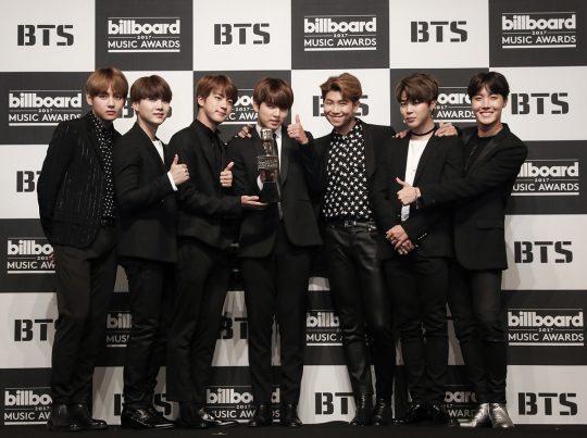 Group BTS will release the new song for the first time at the Billboard Music Award which is one of the three biggest music awards in the U.S., Big Hit entertainment affiliated office revealed on 25th.2018 US Billboard Music Awards to be held on May 20th in Las Vegas, USA on May 24th (local time), through the homepage of the US Billboard Music Awards (BBMA) side and SNS Announced that BTS would participate as a performer.Billboard introduced BTS is a group that caused a big revival worldwide, a Korean boy band that won the top social artists award at the Billboard Music Awards held last year and BTS I will participate in the award ceremony to be held on May 20th and showcase the worlds first Come back stage of the new album LOVE YOURSELF RIGHT Tear. World stars such as Camila Cabello, Dua Lipa, Sean Mendes (Shawn Mendes), etc. participate to spread the performance, as well as BTS, the stage of this day will be broadcast live through the NBC broadcast .A stakeholder at the affiliated office said, Thanks to just saying Billboard Music Awards as a candidate, thank you but you can only be a worldwide artist Come back You can now stand up to the stage I am honored and I will do my best for the rest of the term so that I can show off a nice stage.BTS will compete for the second consecutive year as a Top social artists candidate award with Justin Bieber, Ariana Grande, Demi Lovato, Sean Mendes (Shawn Mendes) .BTS will release the regular album LOVE YOURSELF turning Tear next month 18th